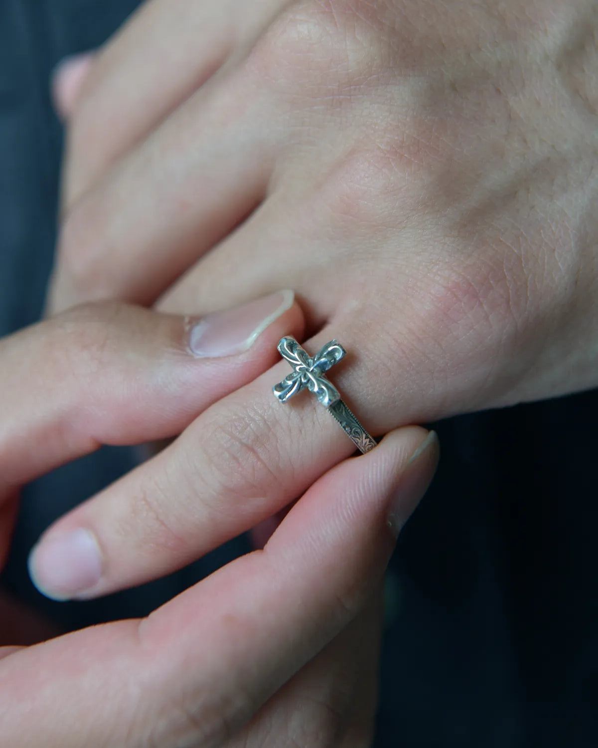 ANTIDOTE BUYERS CLUB / Engraved Tiny Cross RIng (RX-730-1)