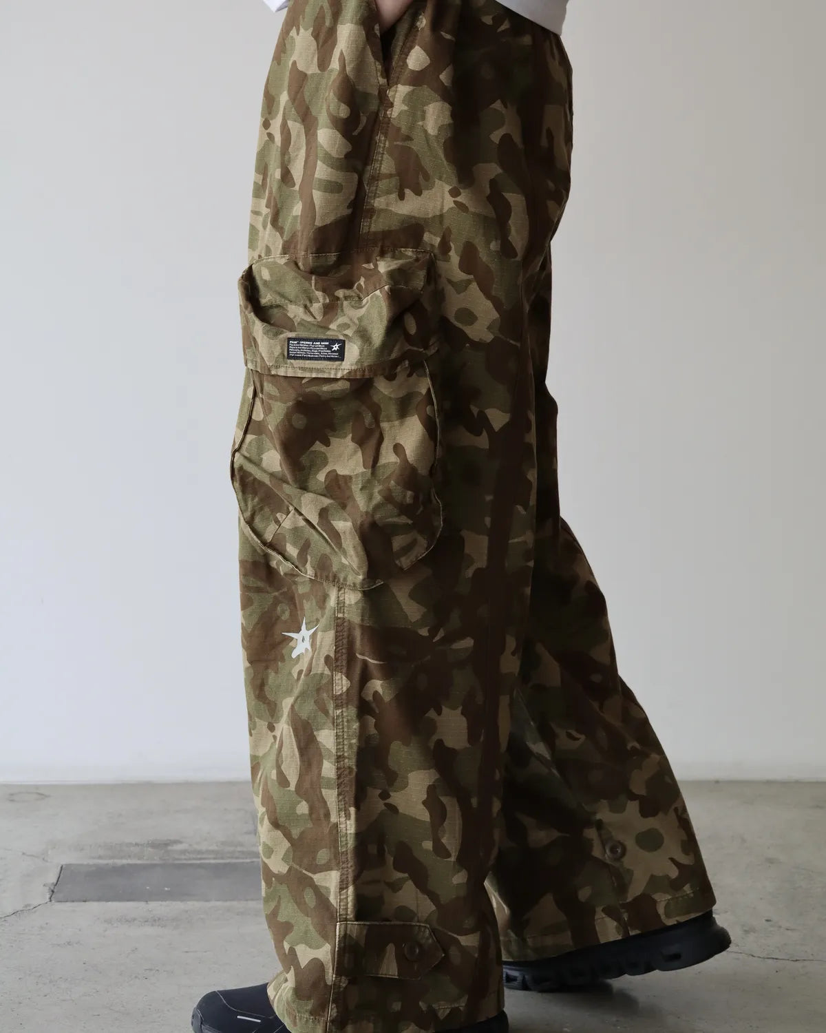 P.A.M.(Perks And Mini) / GARDEN VARIETY CAMO CHOW PANTS (80086/A)
