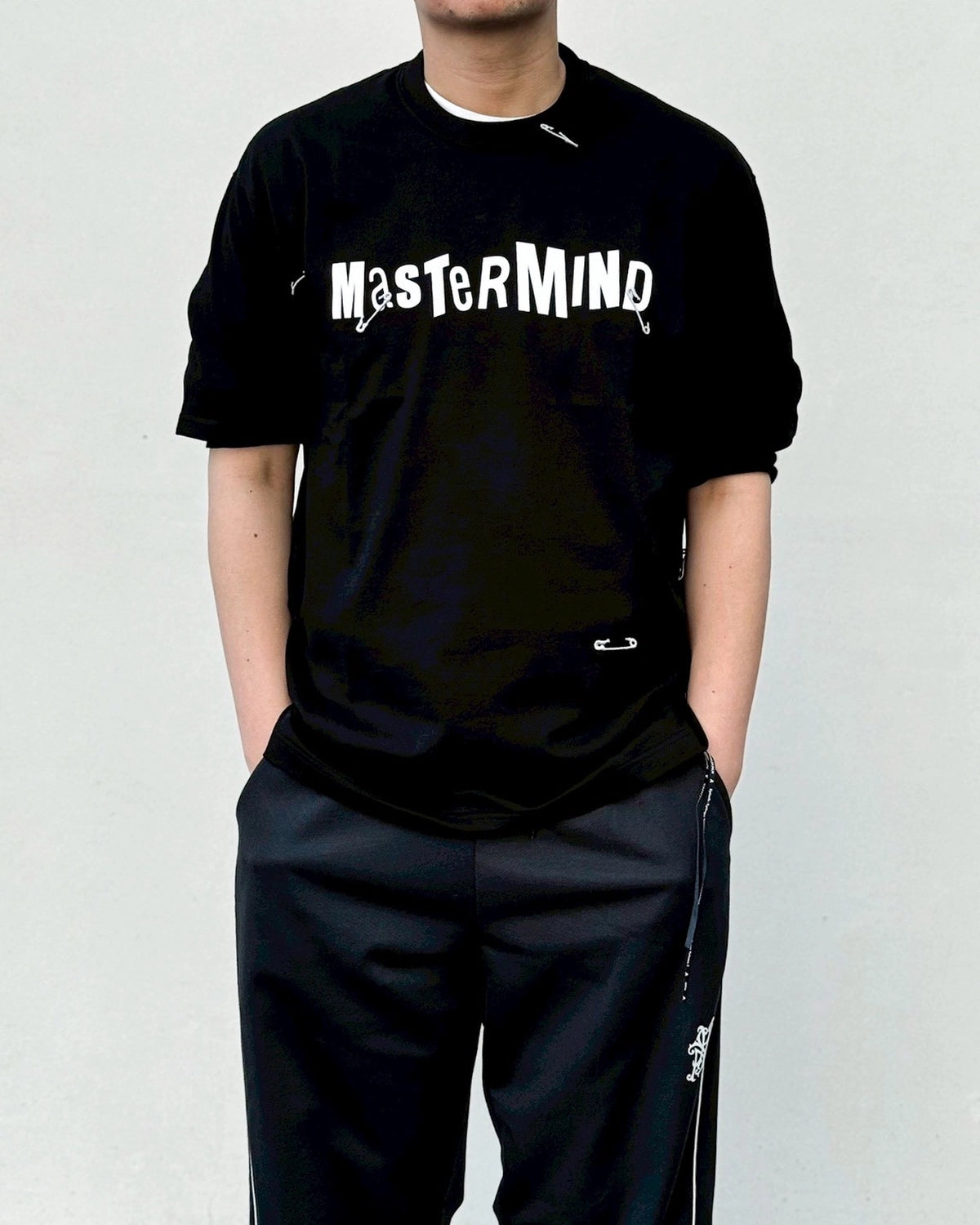 mastermind JAPAN / SAFETY PIN SS TEE (MJ26EE1-TS112)