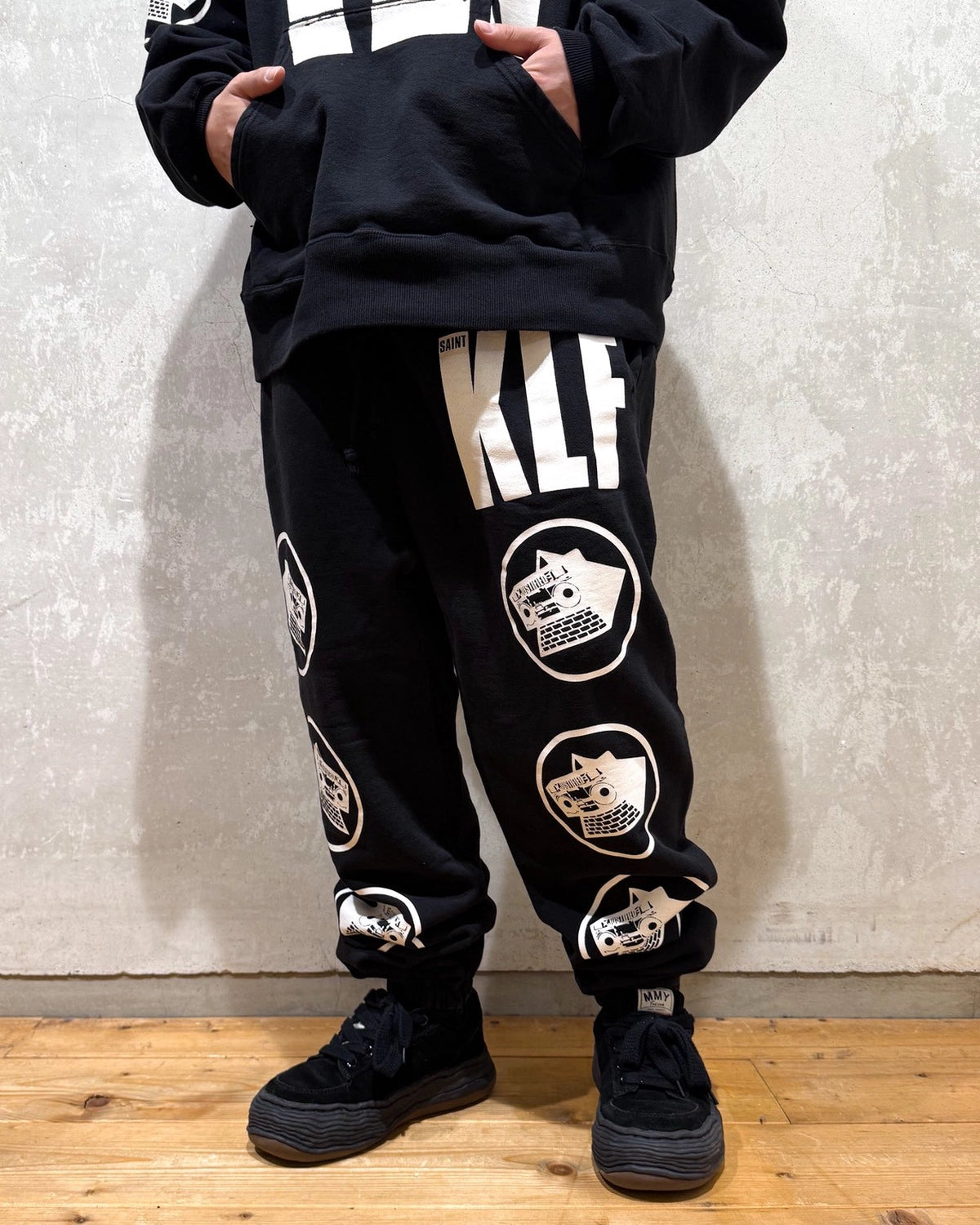 ©︎SAINT Mxxxxxx × The KLF / KLF_SWEAT PANTS / KLF (SM-HR1-0000-C07)