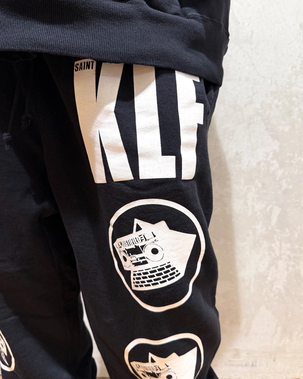 ©︎SAINT Mxxxxxx × The KLF / KLF_SWEAT PANTS / KLF (SM-HR1-0000-C07)