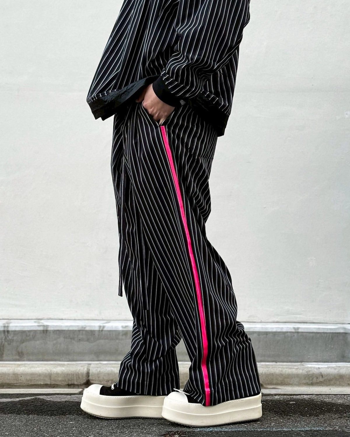 White Mountaineering / STRIPE 2 TUCK WIDE PANTS (WM2671422)