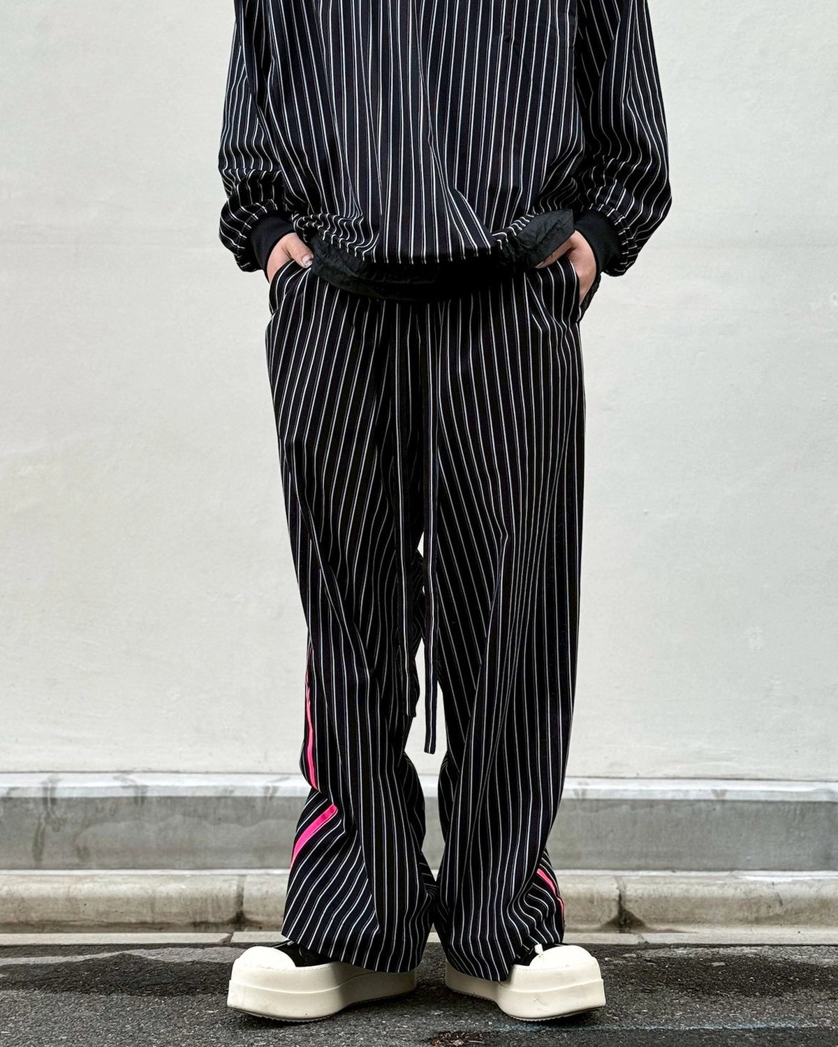 White Mountaineering / STRIPE 2 TUCK WIDE PANTS (WM2671422)