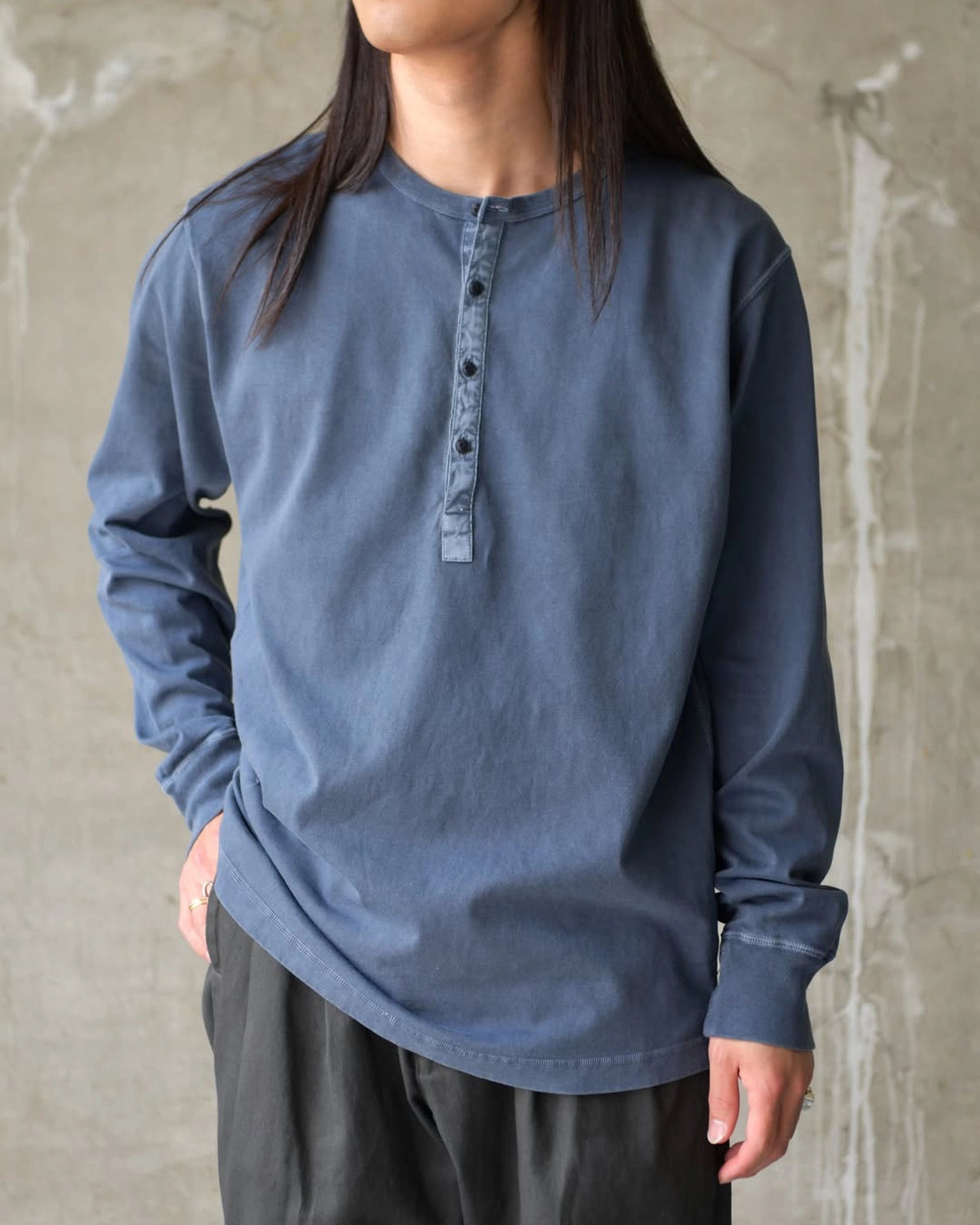 NONNATIVE / DWELLER L/S HENRY NECK TEE COTTON JERSEY PIGMENT DYE (NN-C4808)