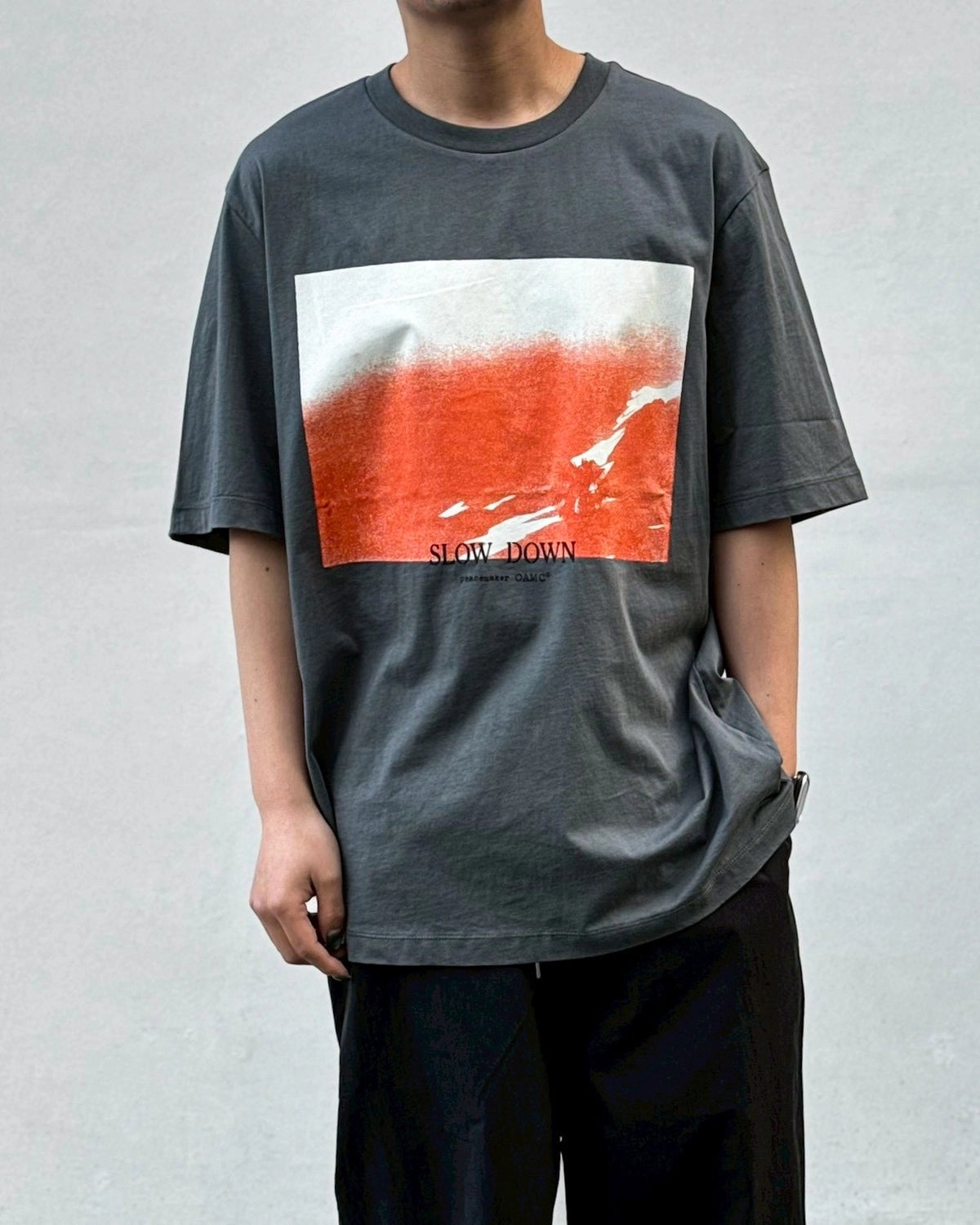 OAMC（オーエーエムシー） / Regular Tee Slow Down Print | 公式通販
