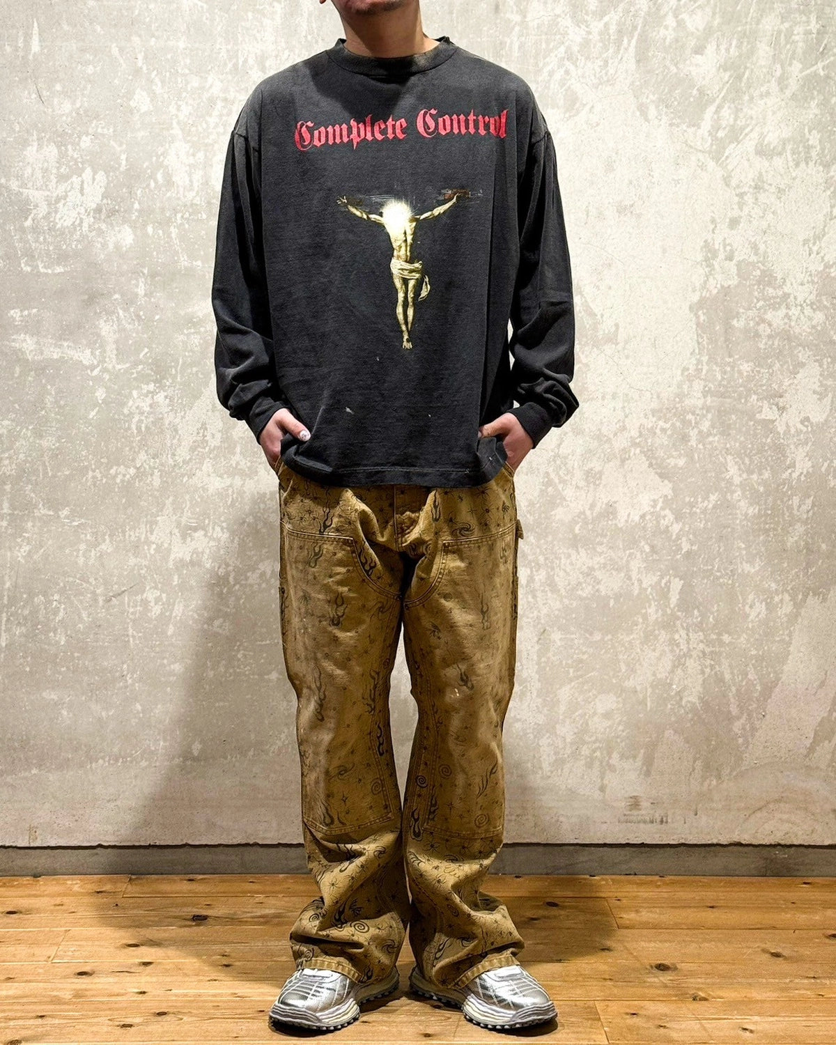 ©︎SAINT Mxxxxxx × Kosuke Kawamura / COMPLETE CONTRL LS_SS TEE (SM-HR8-0000-C26)