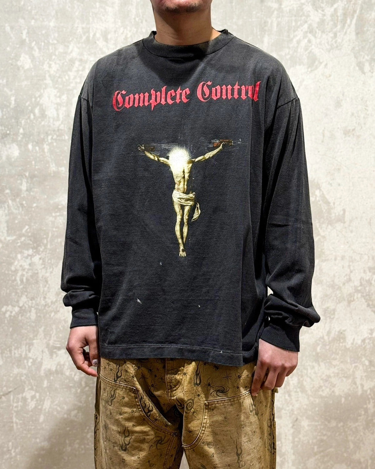 ©︎SAINT Mxxxxxx × Kosuke Kawamura / COMPLETE CONTRL LS_SS TEE (SM-HR8-0000-C26)