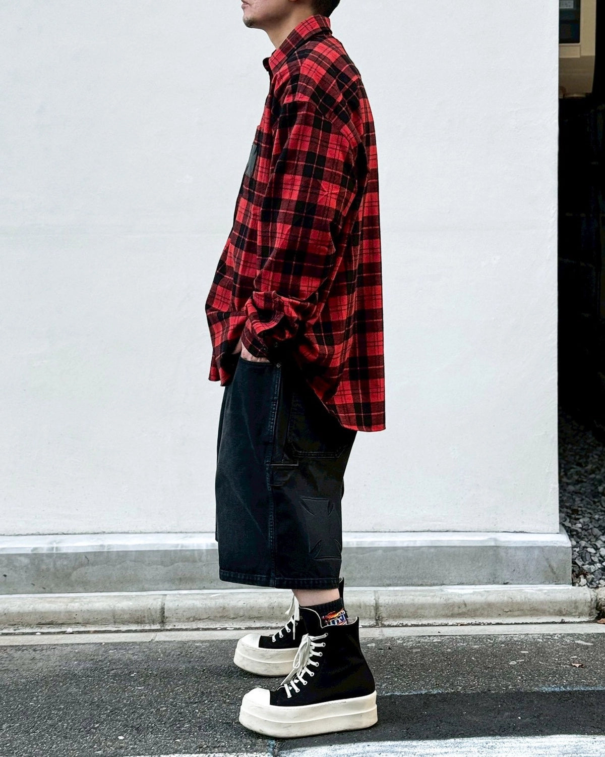 VETEMENTS / APLIQUE BIKER CROSS HIP-HOP DENIM SHORTS (ME76DP095B1)