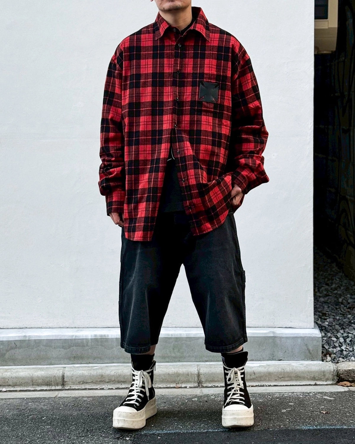 VETEMENTS / APLIQUE BIKER CROSS HIP-HOP DENIM SHORTS (ME76DP095B1)