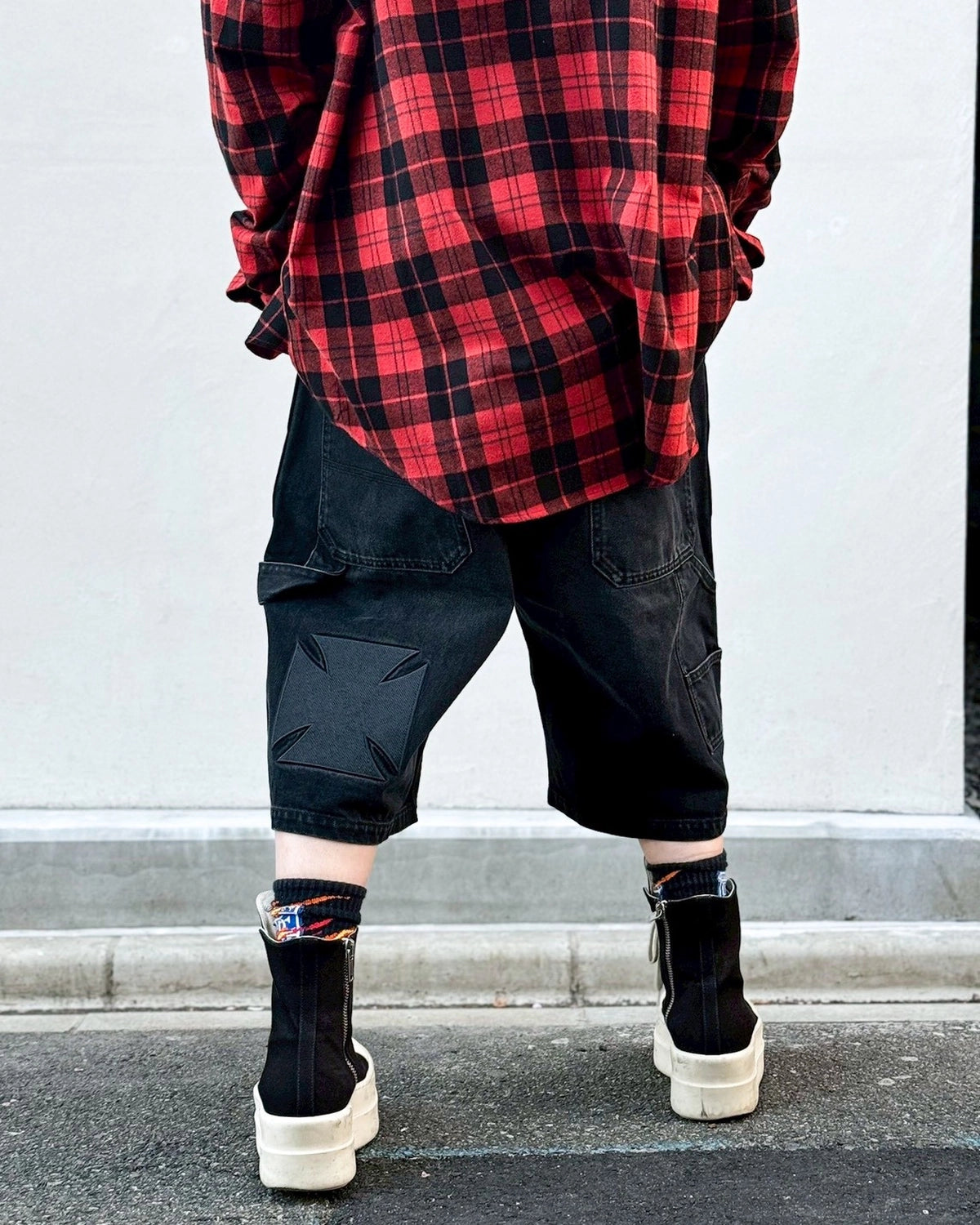 VETEMENTS / APLIQUE BIKER CROSS HIP-HOP DENIM SHORTS (ME76DP095B1)