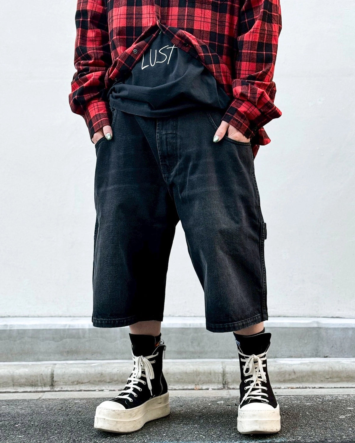 VETEMENTS / APLIQUE BIKER CROSS HIP-HOP DENIM SHORTS (ME76DP095B1)