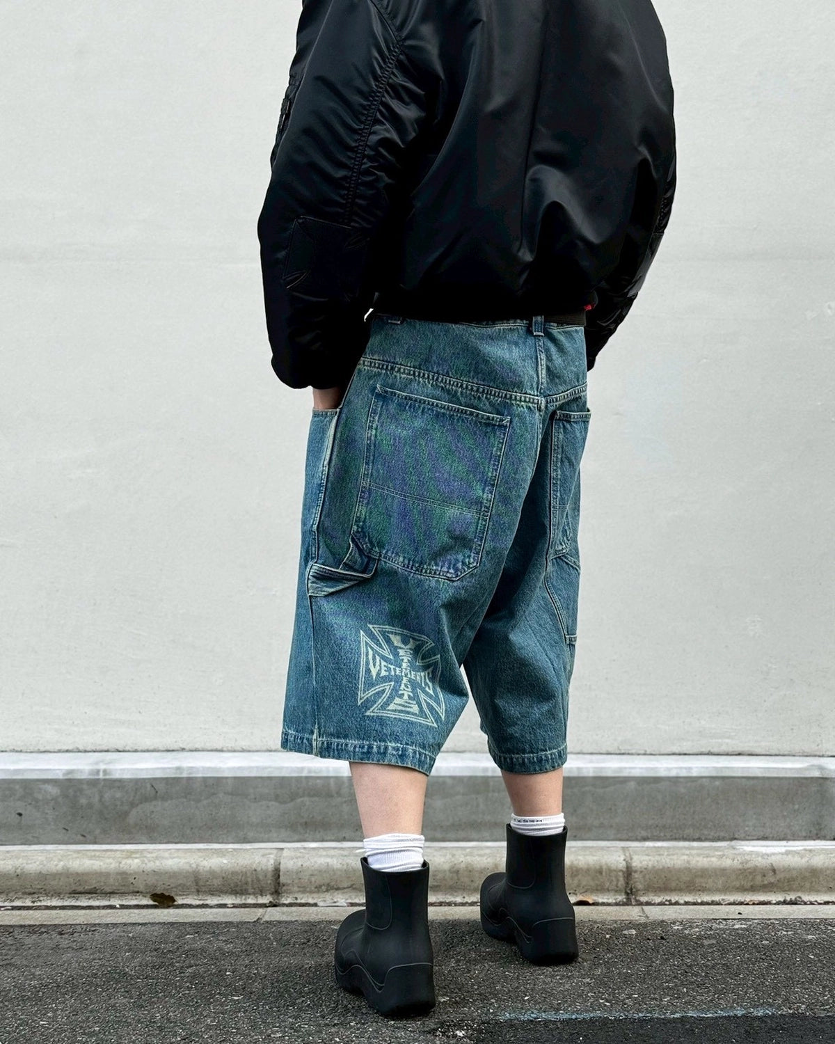 VETEMENTS / BIKER CROSS HIP-HOP DENIM SHORTS (ME76DP094N1)