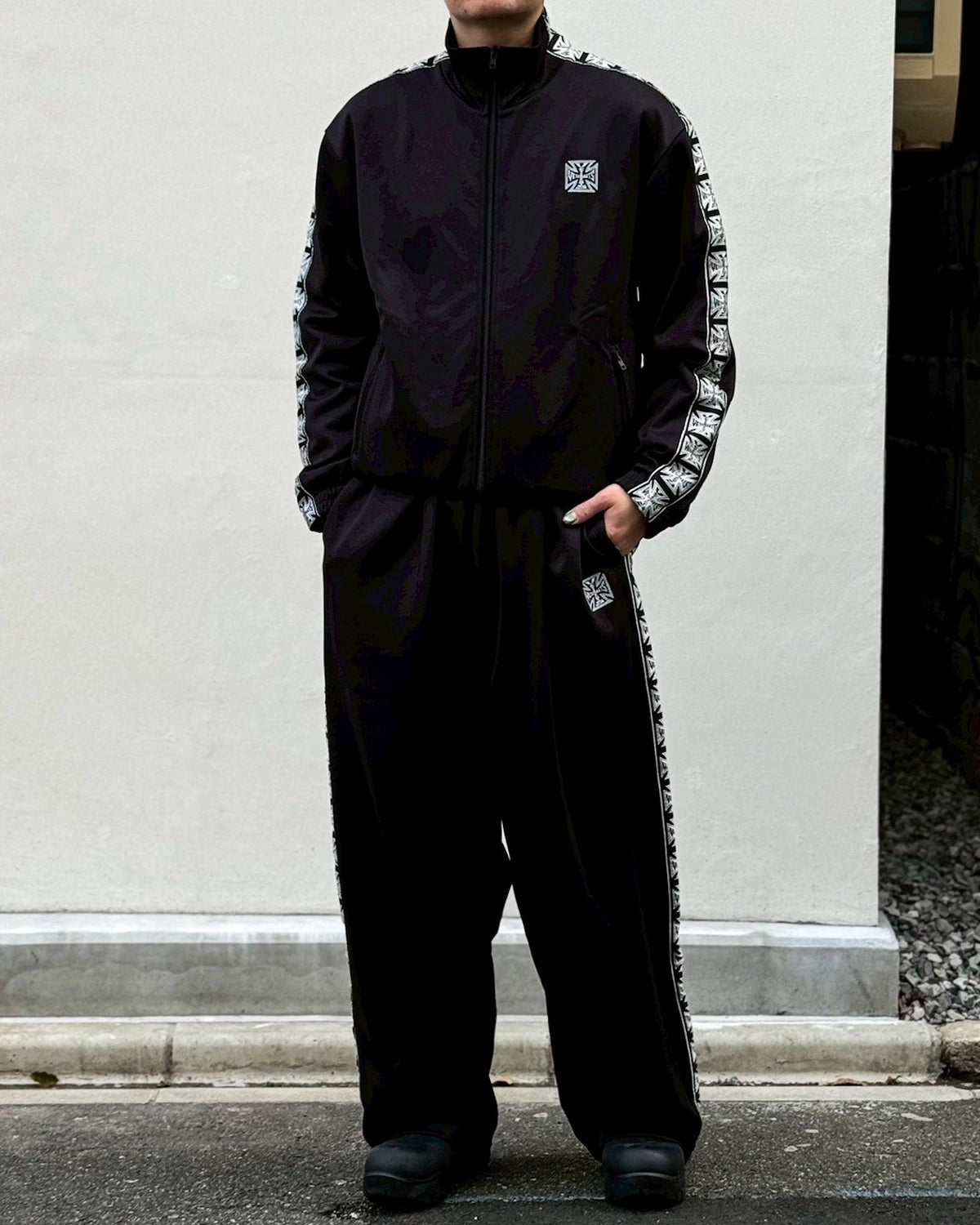 VETEMENTS / BIKER CROSS TAPE TRACK PANTS (ME76GP106B)
