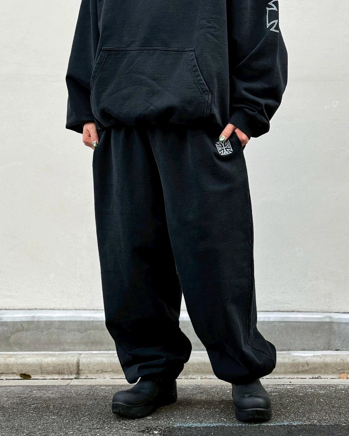 VETEMENTS / BIKER CROSS LOGO SWEATPANTS (ME76SP160B)