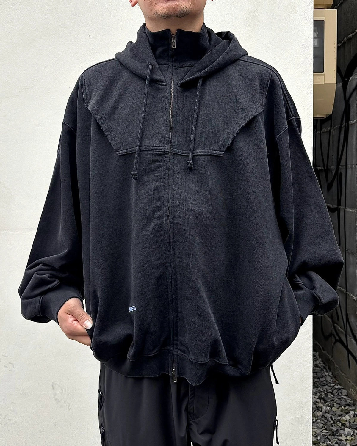 VETEMENTS / UPSIDE-DOWN ZIP-UP HOODIE (MH27ZU158B)