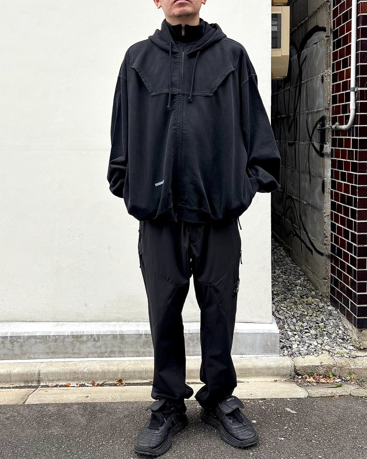 VETEMENTS / UPSIDE-DOWN ZIP-UP HOODIE (MH27ZU158B)