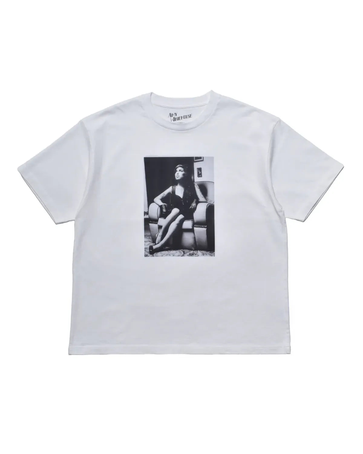 MINEDENIM × Amy Winehouse の "Sitting On A Chair" Photo S/S Tee (MND-AMW003)