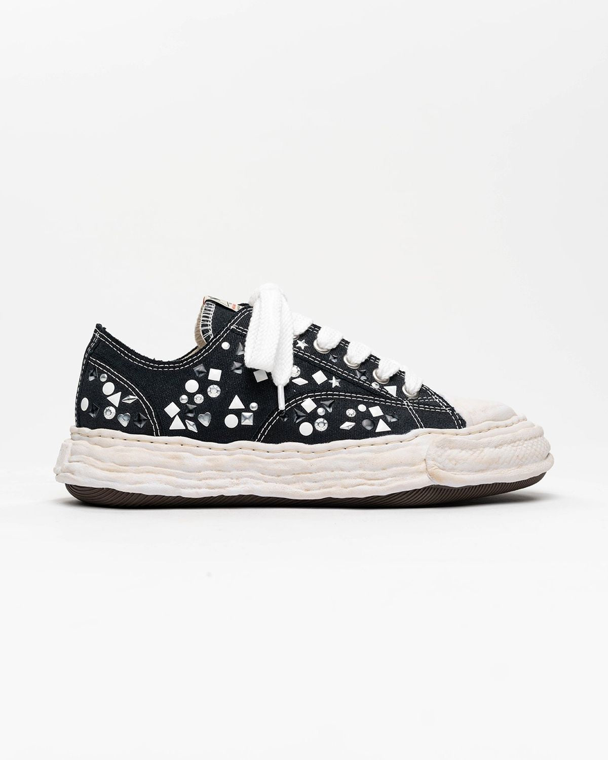Maison MIHARA YASUHIRO の "PETERSON23" OG Sole Embellished Canvas Low-top Sneaker (A16FW724)