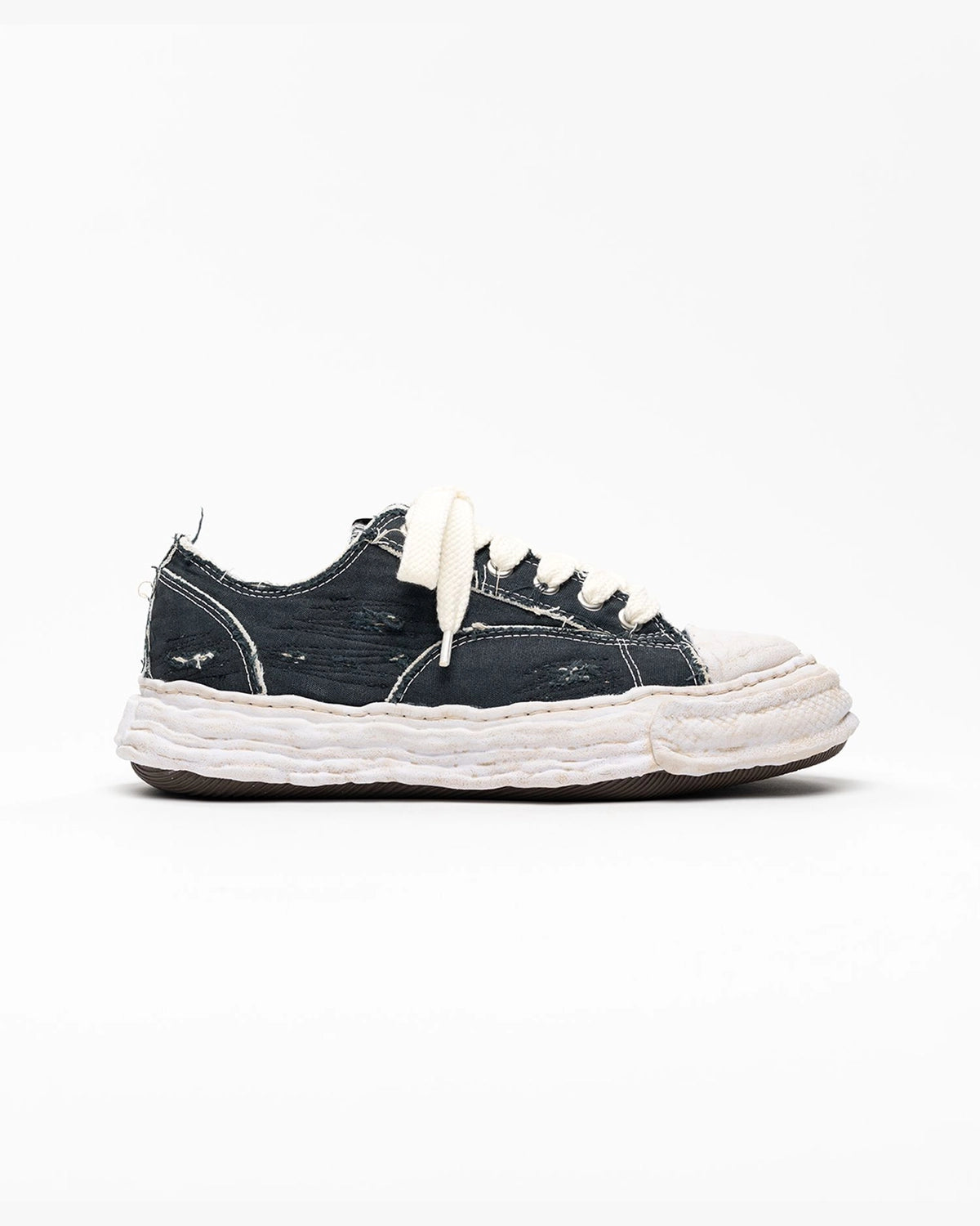 Maison MIHARA YASUHIRO の "PETERSON23" OG Sole Ripped Overdye Canvas Low-top Sneaker (A16FW723)