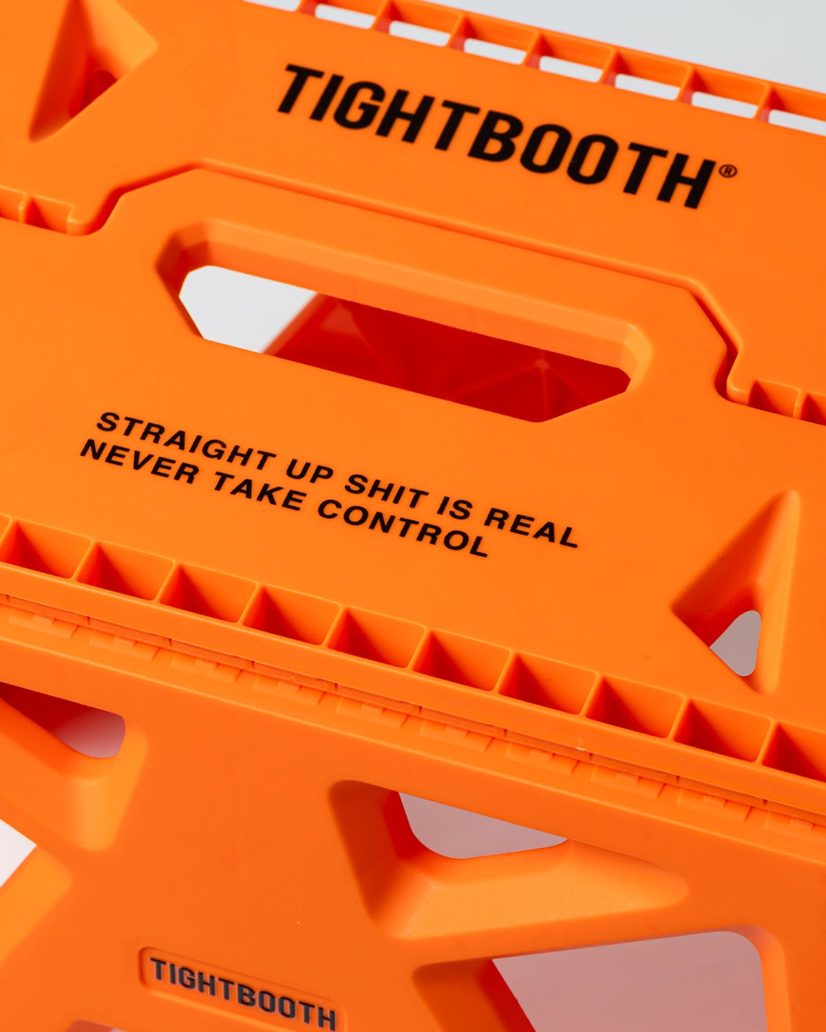 TIGHTBOOTH / LABEL LOGO FOLDING STOOL (SS26-A22)