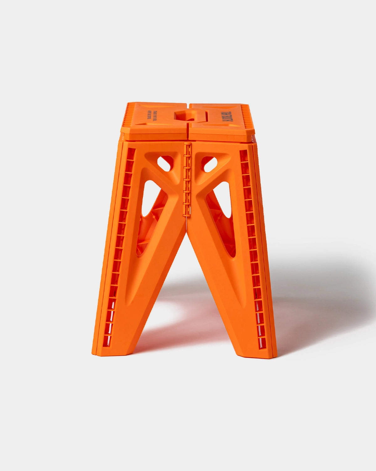 TIGHTBOOTH / LABEL LOGO FOLDING STOOL (SS26-A22)