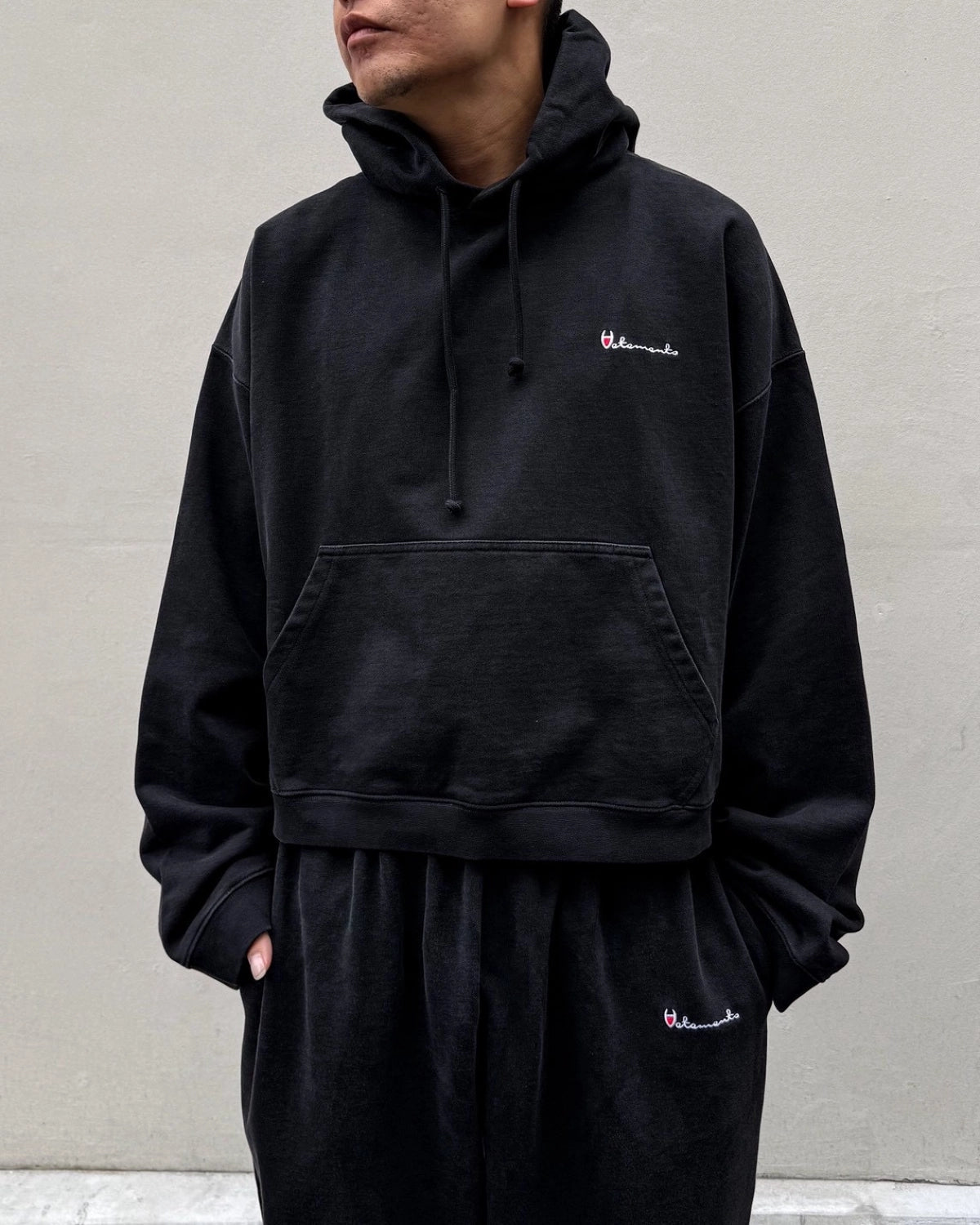 VETEMENTS のATHLETIC LOGO HOODIE (MH27HD226B)