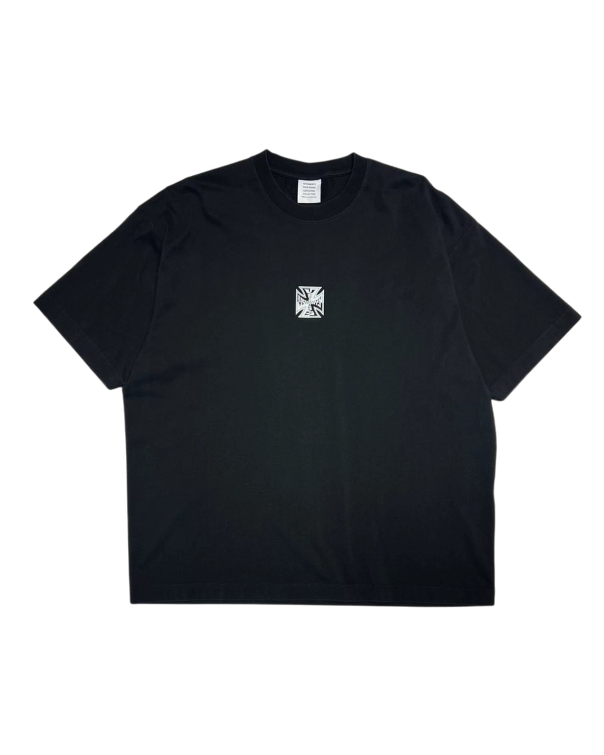 VETEMENTS の BIKER CROSS LOGO T-SHIRT (ME76TR162B)