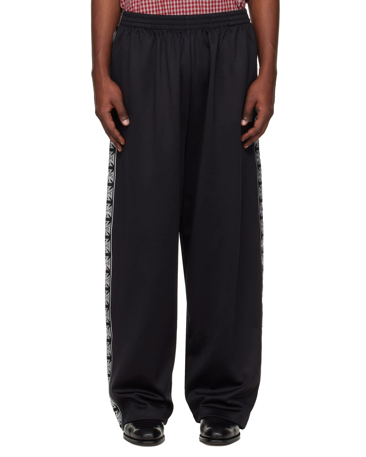 VETEMENTS の BIKER CROSS TAPE TRACK PANTS (ME76GP106B)