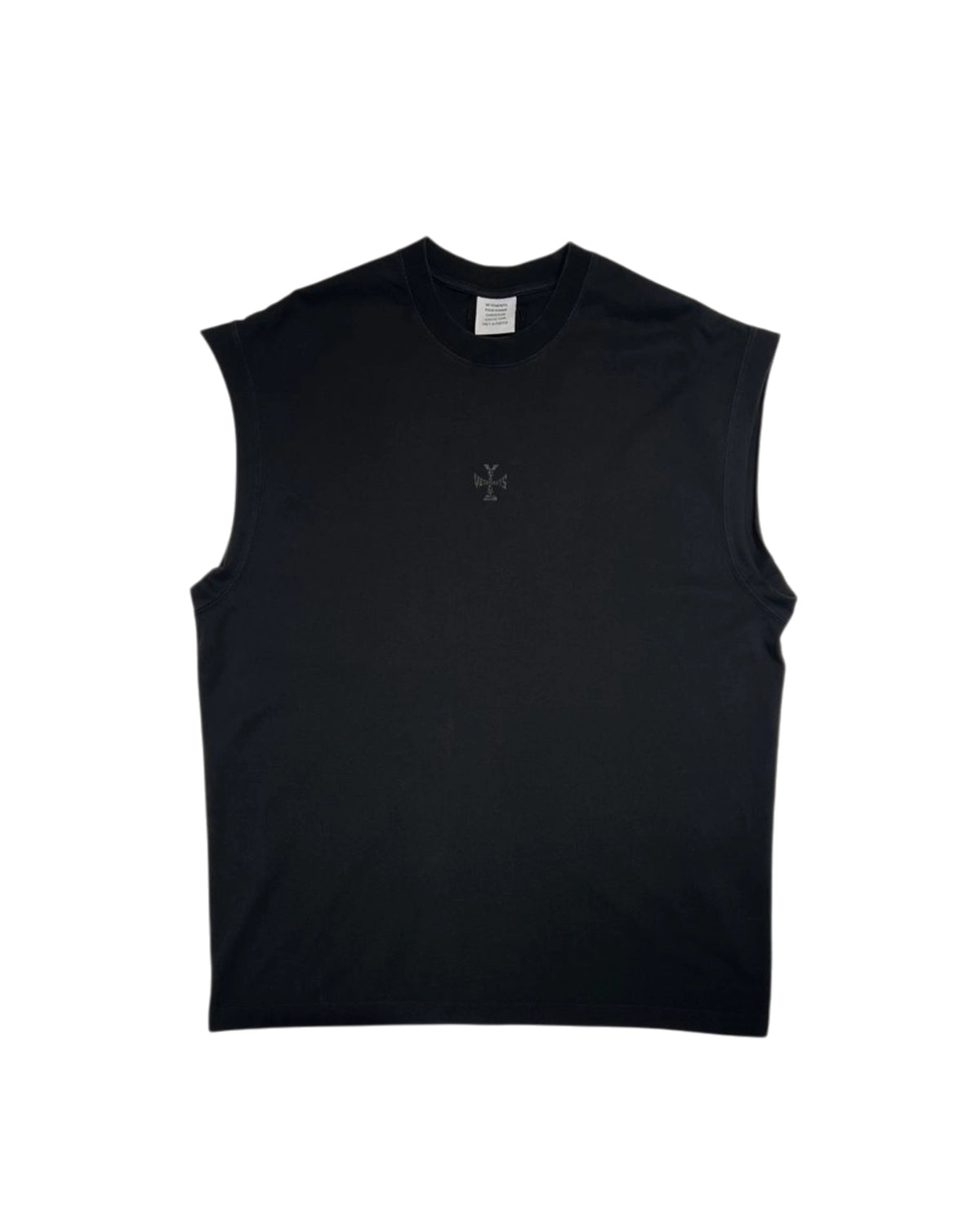 VETEMENTS の CROSS LOGO SLEEVELESS T-SHIRT (ME76TR176B)