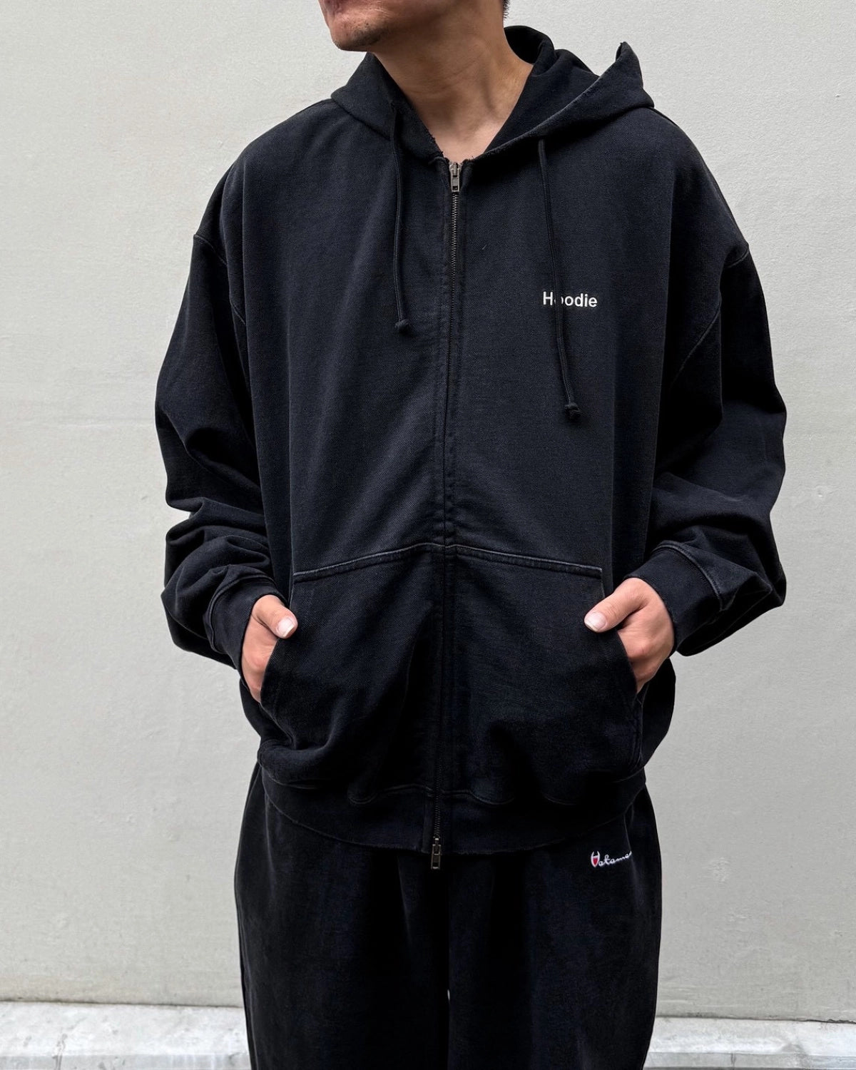 VETEMENTS の EMBROIDERED DEFINITION ZIP-UP HOODIE (MH27ZU222B)