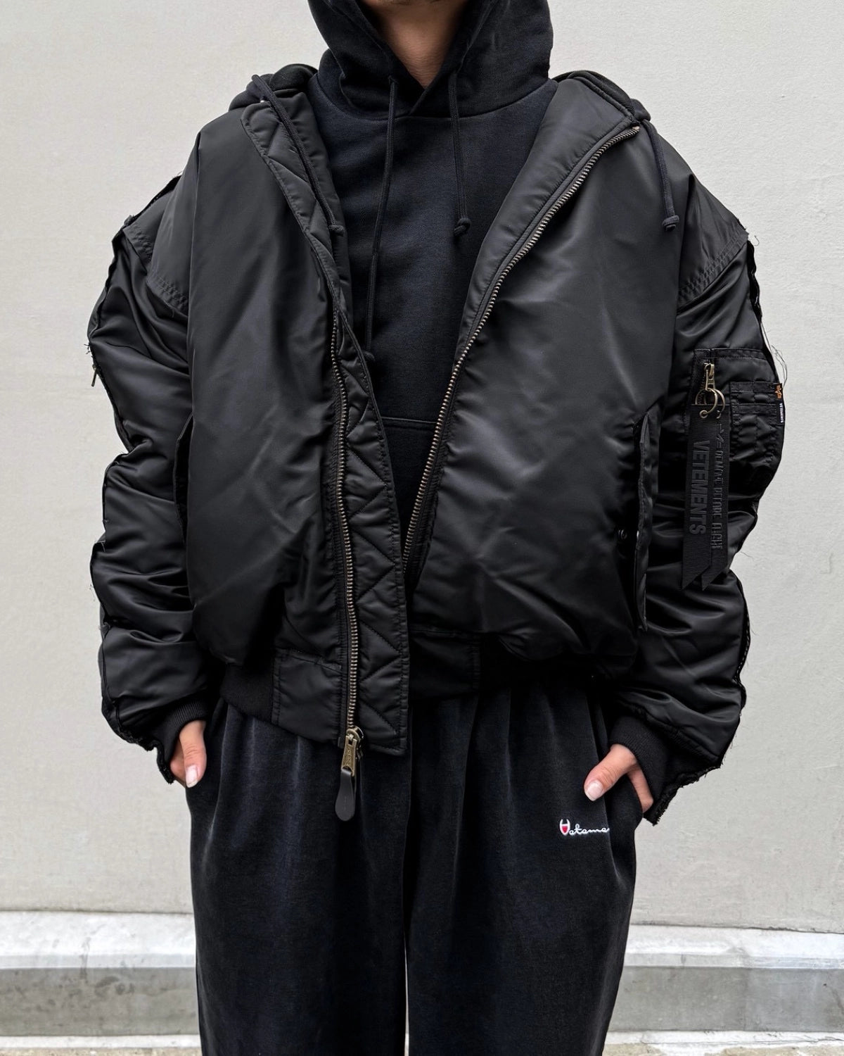 VETEMENTS のRECONSTRUCTED BOMBER JACKET (MH27JA018B)