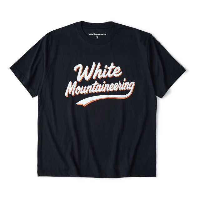 White Mountaineering の WM PAINT LOGO T-SHIRT (WM2671519)