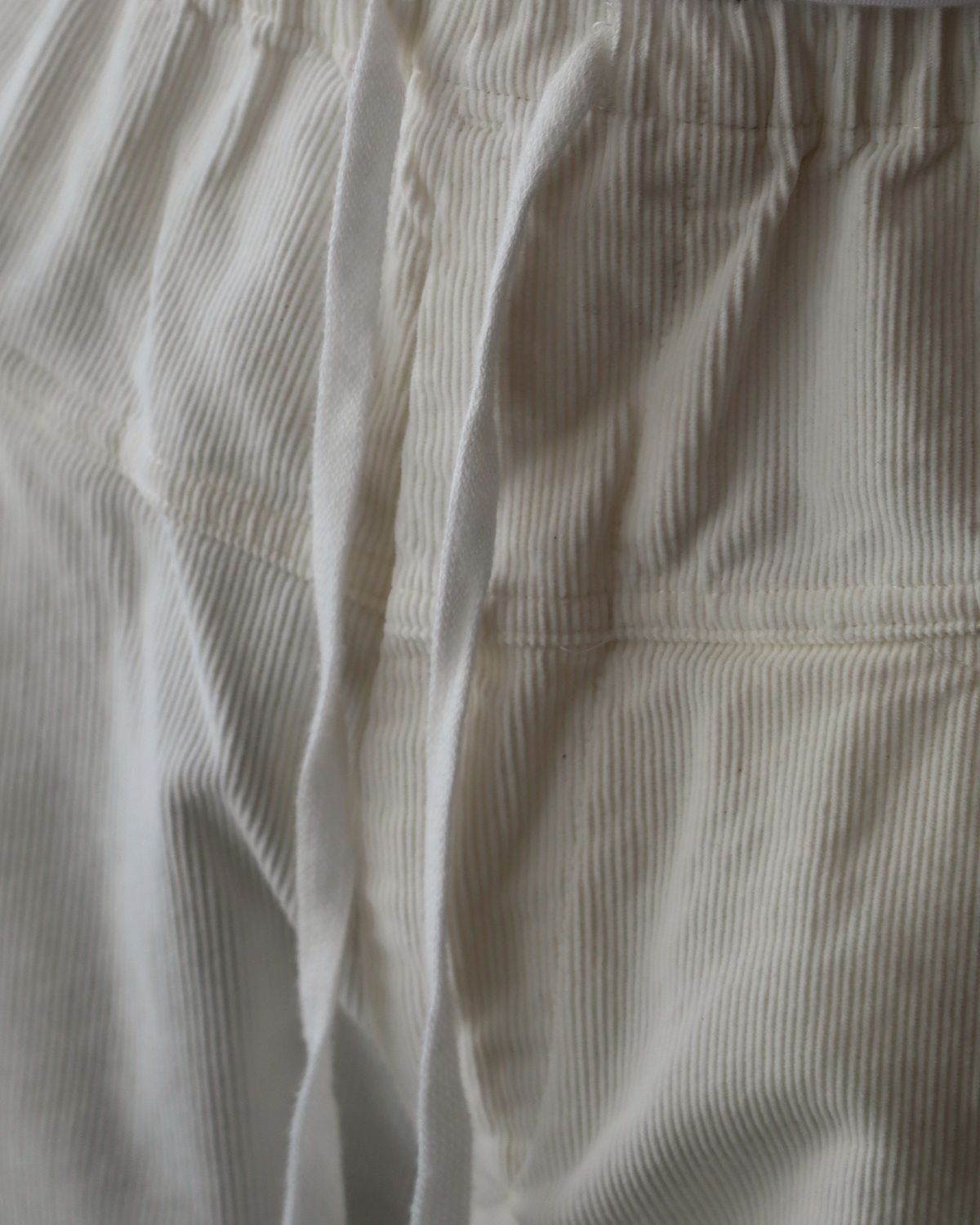 COMOLI / コーデュロイドローストリングパンツ (D01-03006)