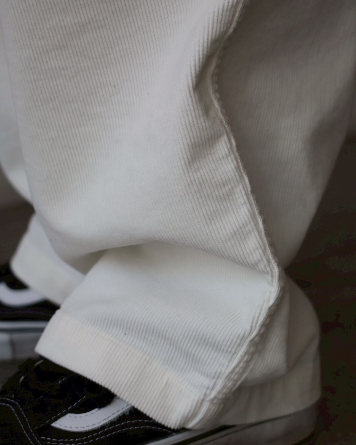 COMOLI / コーデュロイドローストリングパンツ (D01-03006)