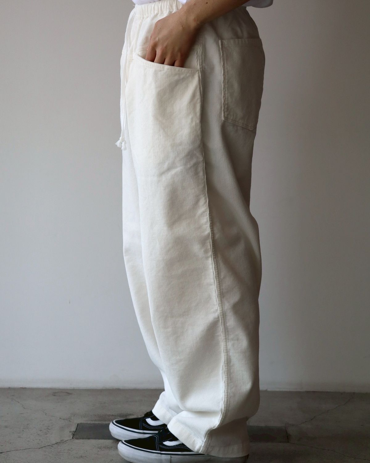 COMOLI / コーデュロイドローストリングパンツ (D01-03006)