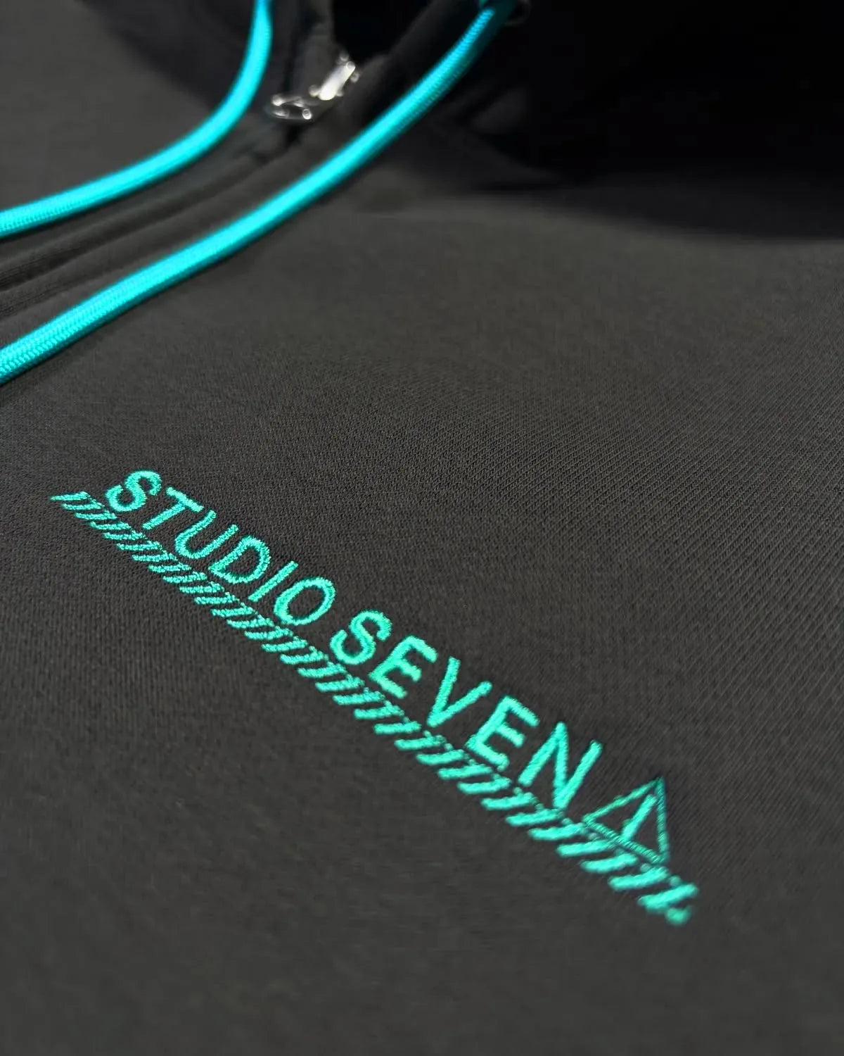 STUDIO SEVEN (※REGGAWS EXCLUSIVE ) / BACK CAUTION LOGO ZIP HOODIE (70865492)