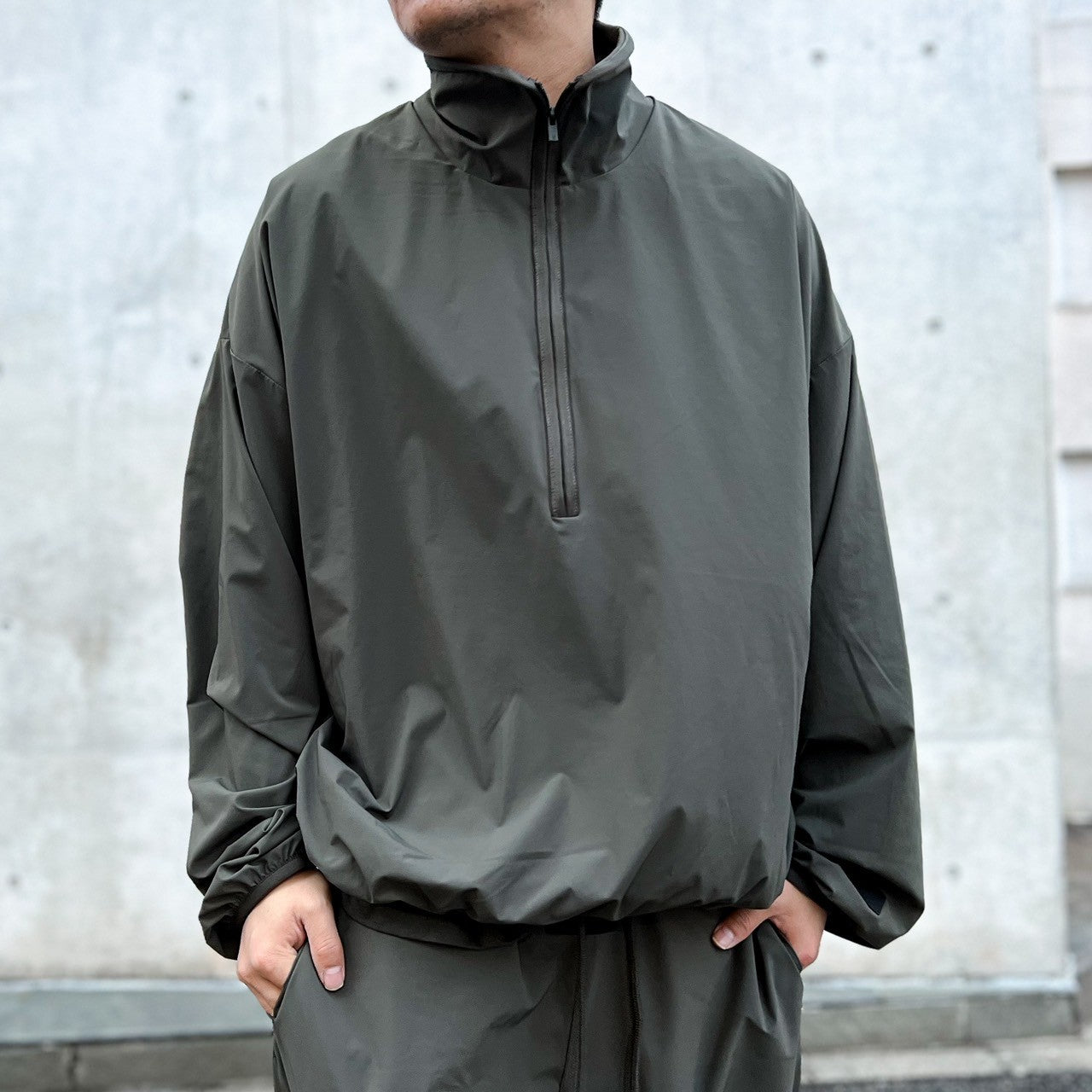 ESSENTIALS / NYLON HALFZIP MOCKNECK