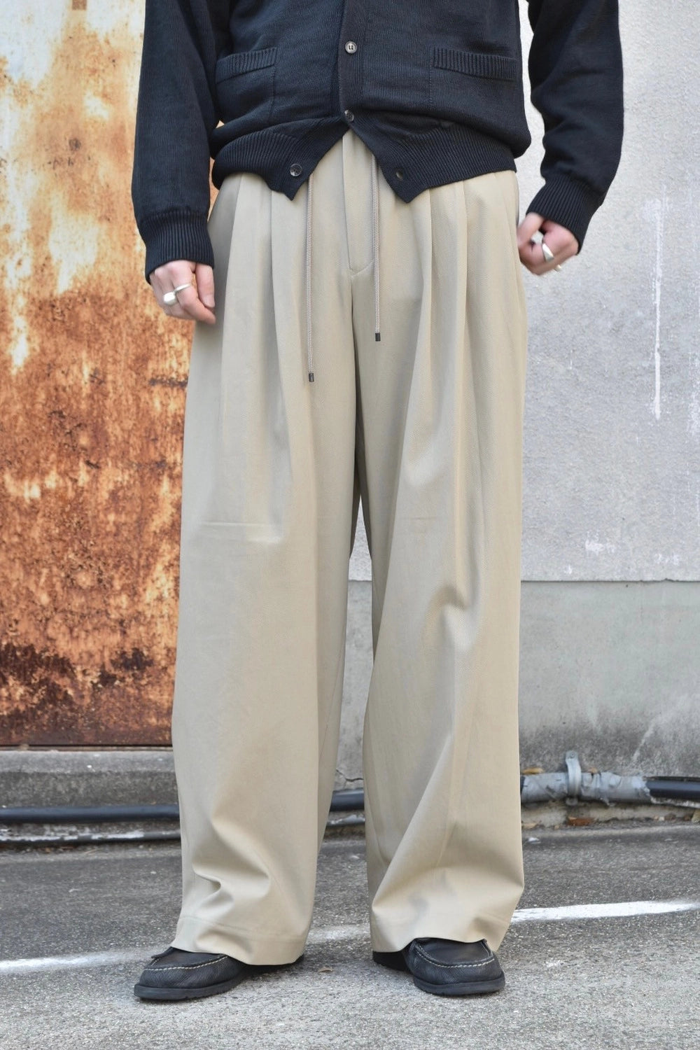 MARKAWARE / TWILL TRIPLE PLEATED EASY TROUSERS (A25A05PT03C)