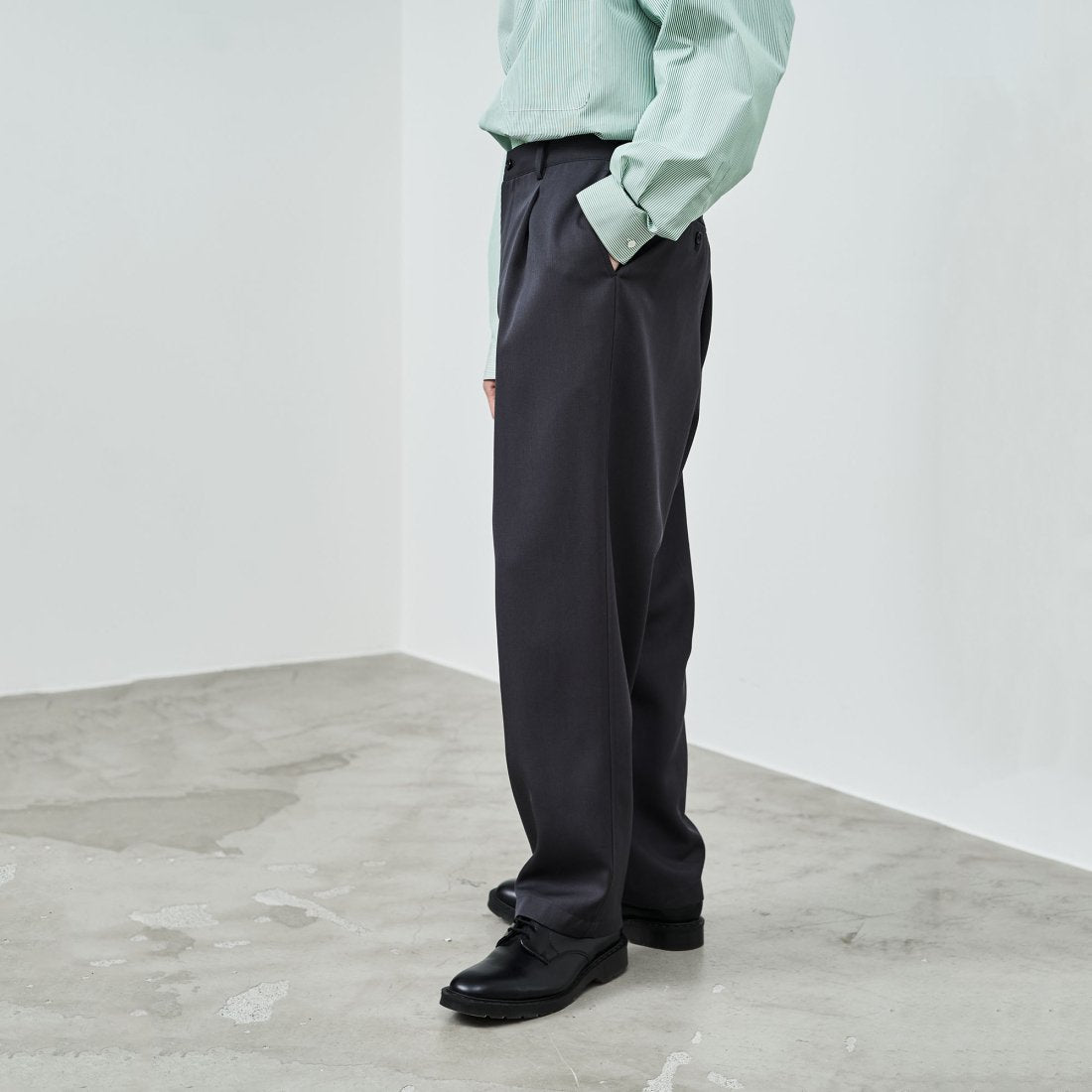 Graphpaper / Scale Off Wool Tapered Trousers