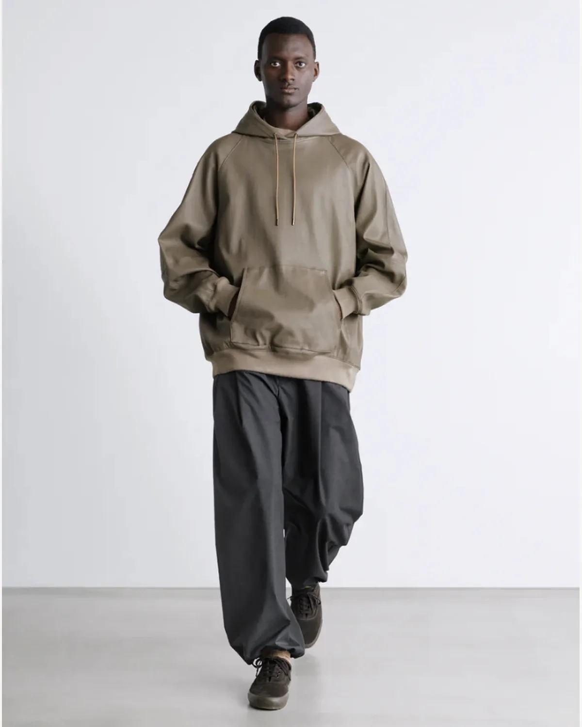 Graphpaper / Bonded Leather Hooded Pullover (GM261-30409)