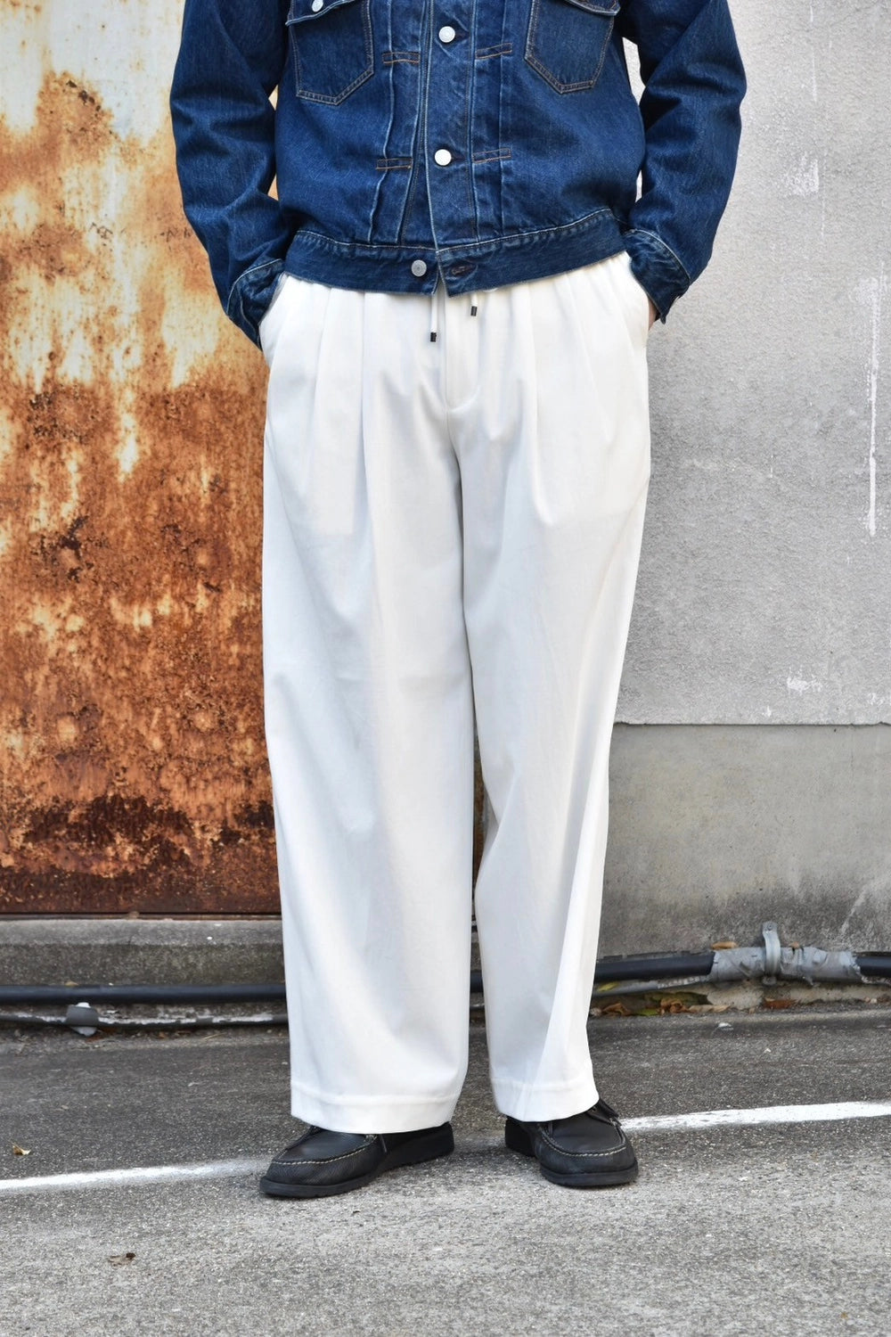 MARKAWARE / TWILL TRIPLE PLEATED EASY TROUSERS (A25A05PT03C)