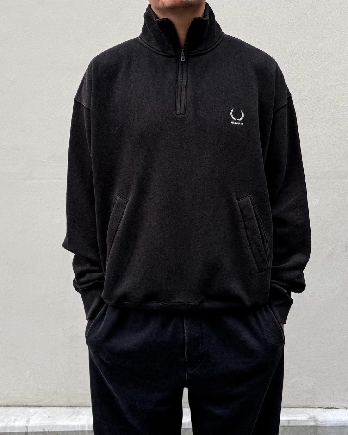 VETEMENTS / QUARTER-ZIP SWEATSHIRT (MH27PZ187B)