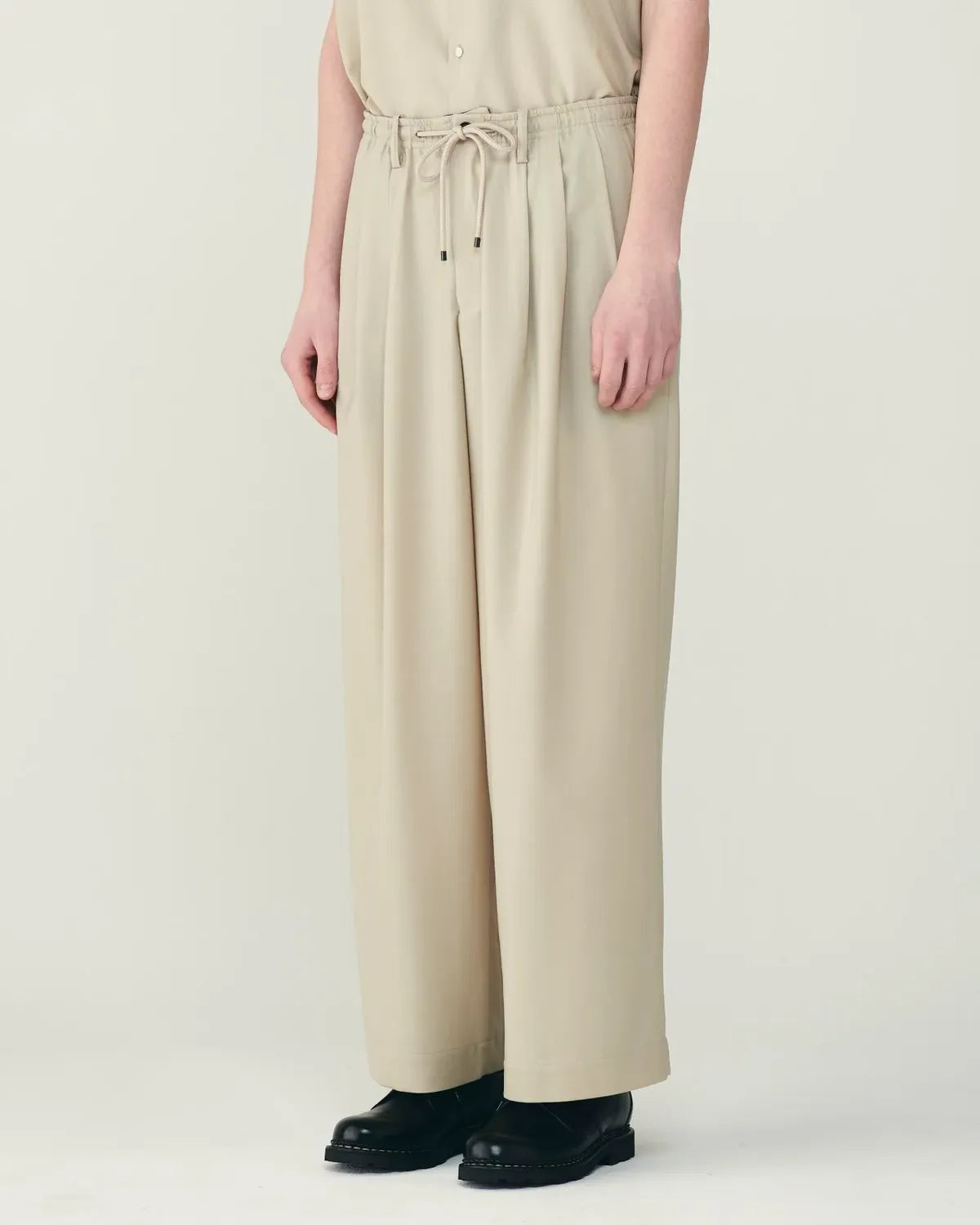 MARKAWARE / Organic Wool 2/80 Tropical / Triple Pleated Easy Trousers (A26B04PT02C)