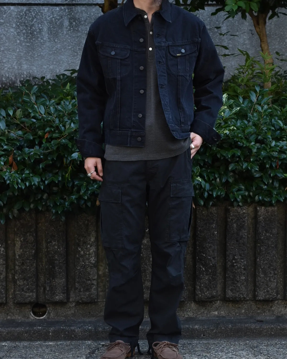 RRL / ウォーン イン ブラック デニム トラッカー ジャケット (MNRROTW16020085)