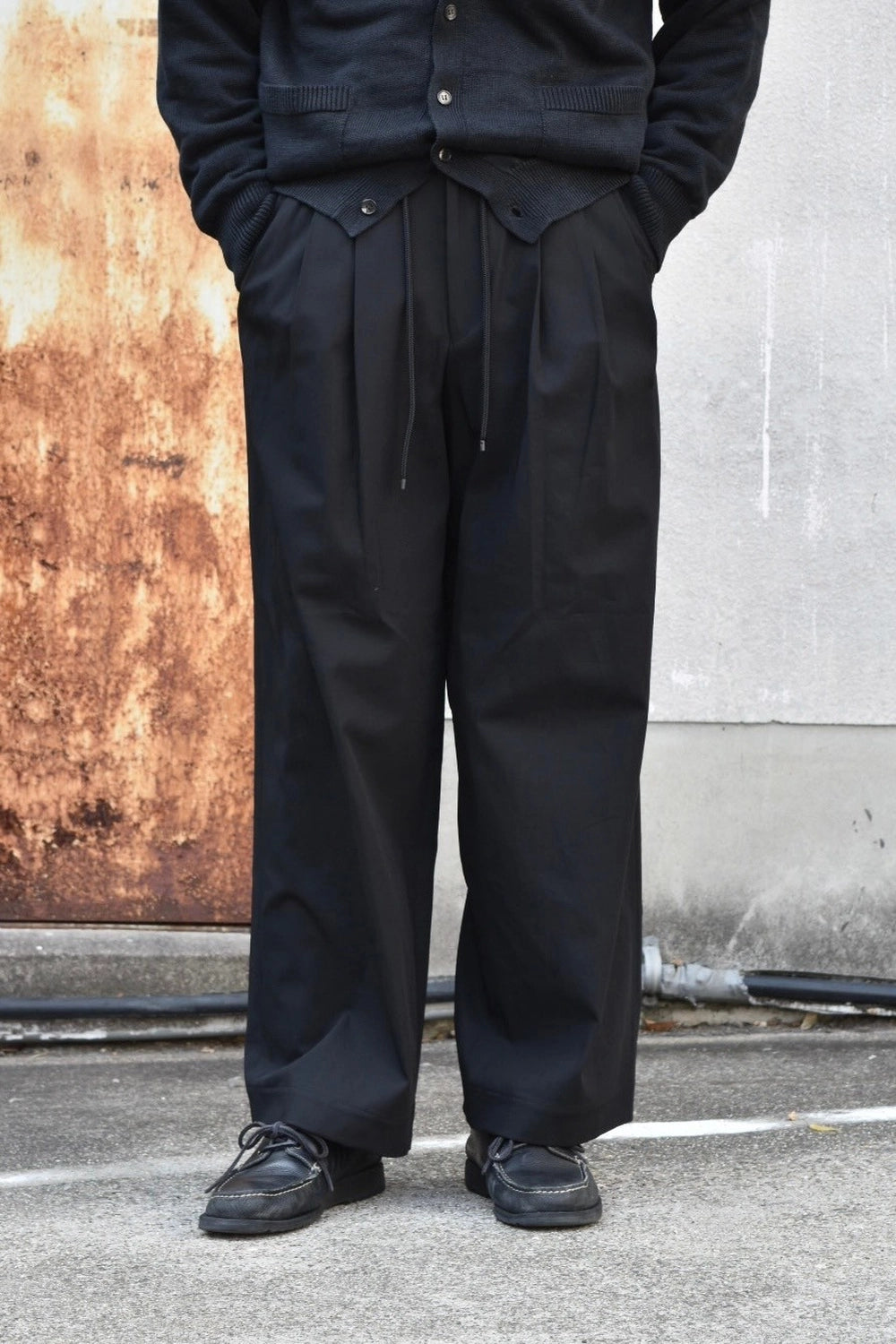 MARKAWARE / TWILL TRIPLE PLEATED EASY TROUSERS (A25A05PT03C)