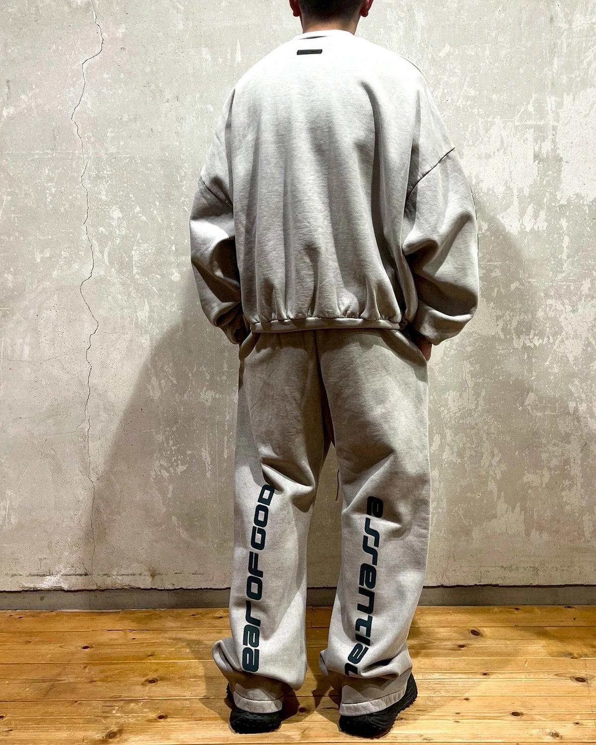 ESSENTIALS / Heavy Fleece Cropped Relaxed Sweatshirt (192HO256891F)