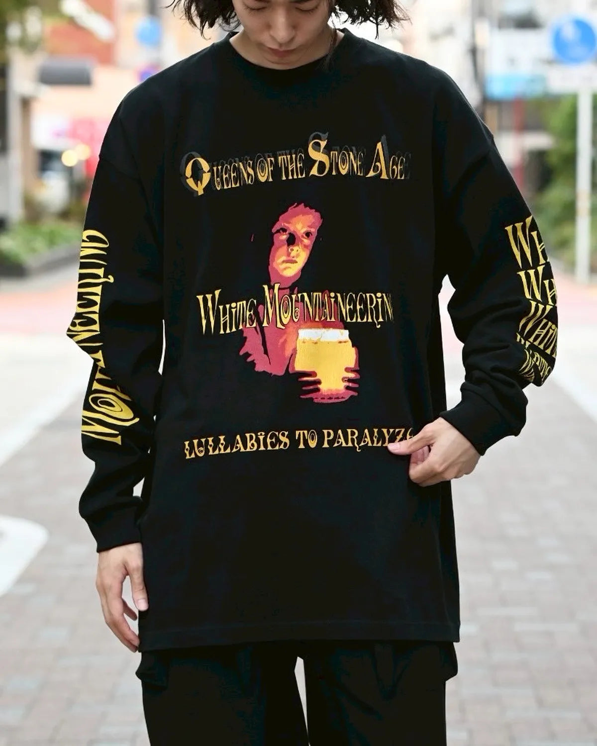 White Mountaineering  / QOTSA LULLABIES TO PARALYZE L/S T-SHIRT (BC2573507)