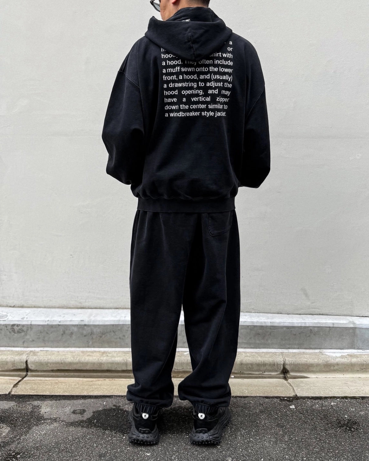 VETEMENTS / EMBROIDERED DEFINITION ZIP-UP HOODIE (MH27ZU222B)