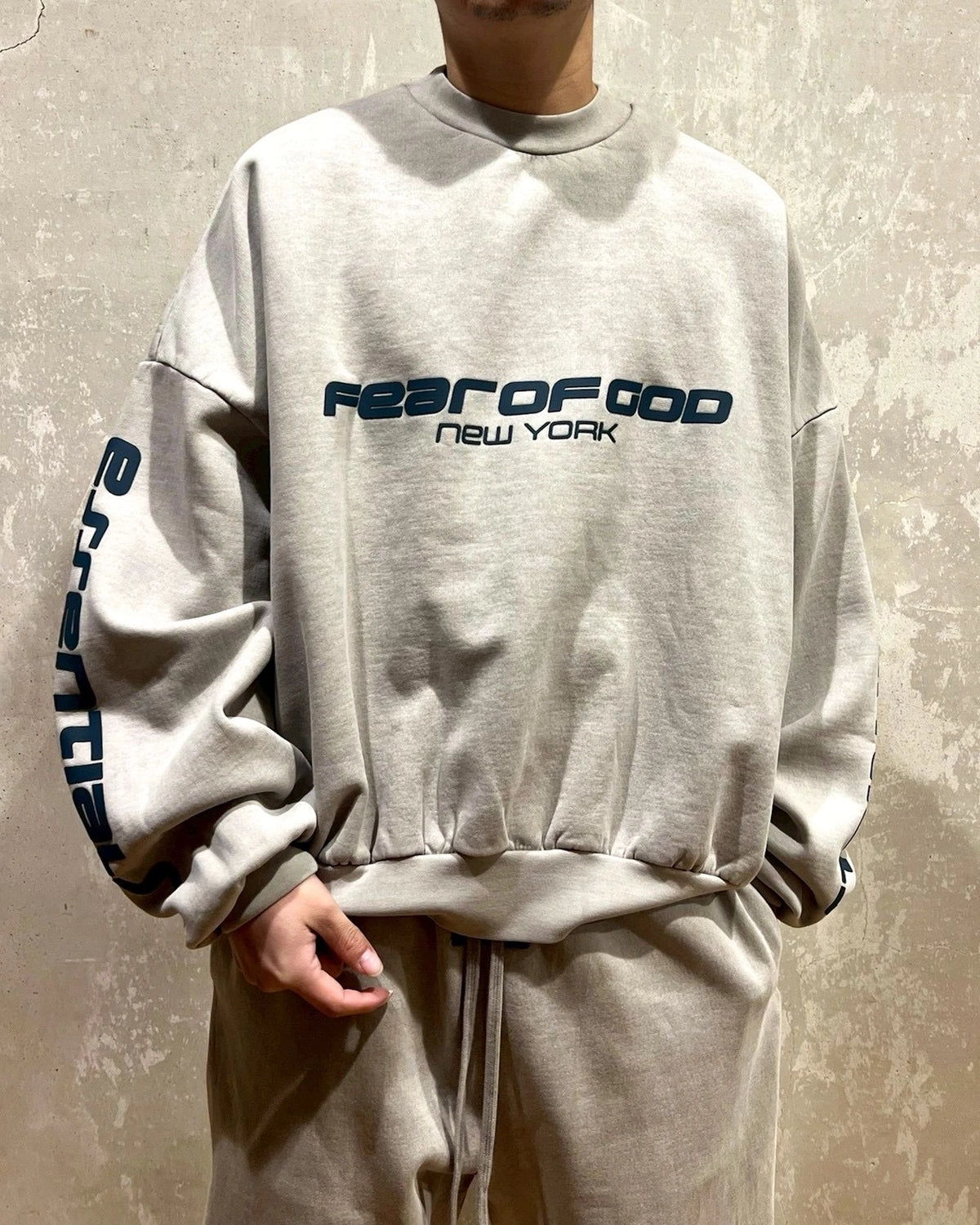 ESSENTIALS / Heavy Fleece Cropped Relaxed Sweatshirt (192HO256891F)