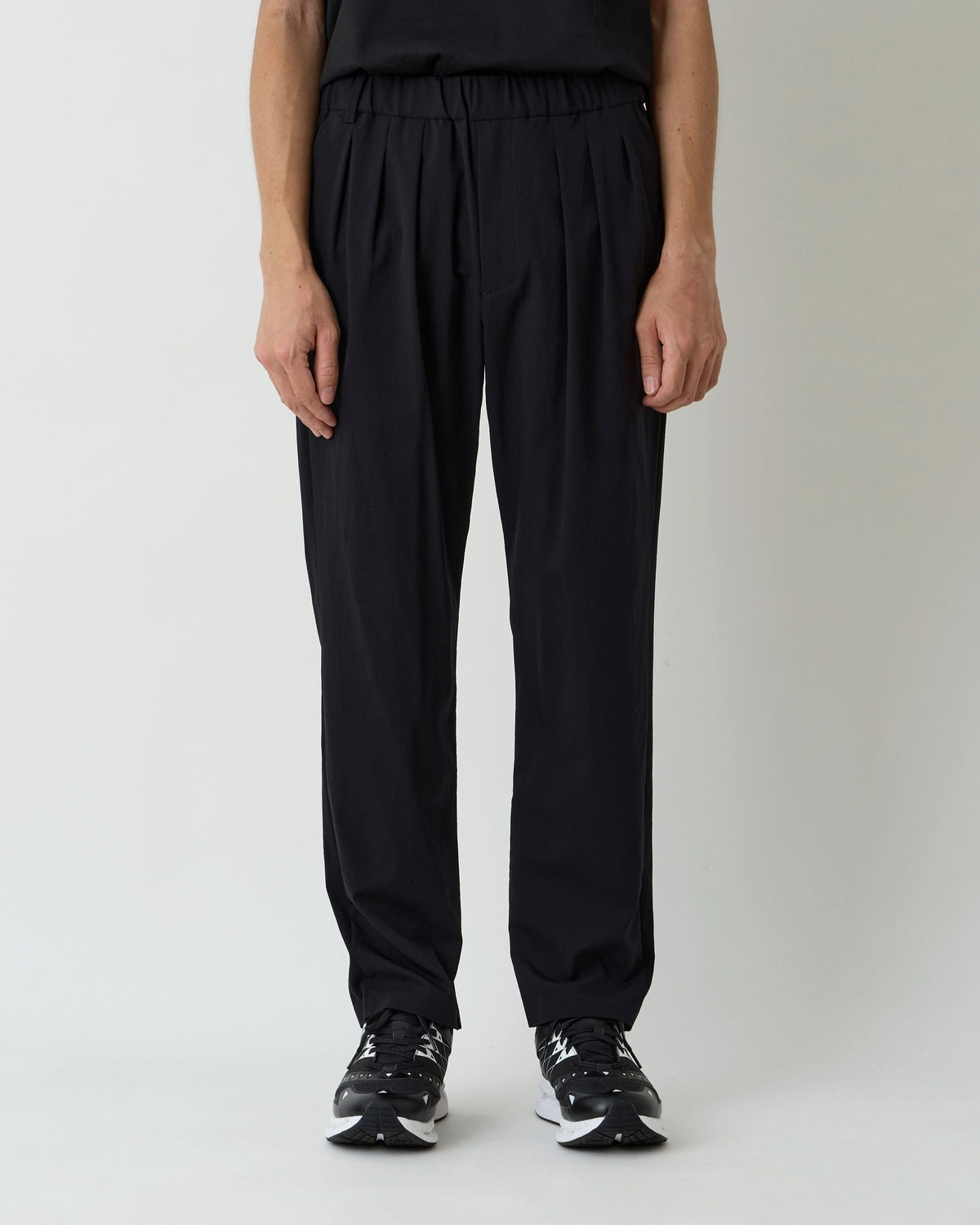 White Mountaineering  / 3 TUCK EASY TAPERED PANTS (BK2571405)